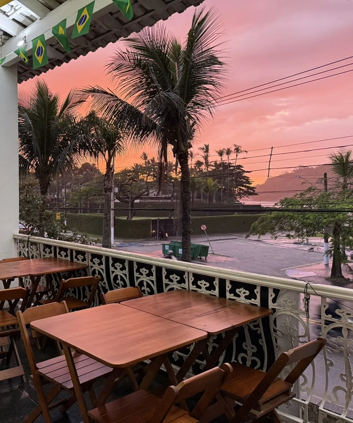 Varanda ao entardecer no Guarujá